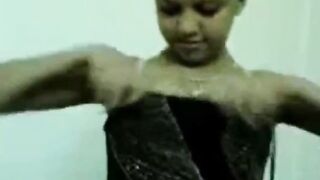 البنت عند صديقها بيصورها فيديو دون علمها وهي معاه عالسرير بتتناك منهنه وواخدها في  سكس مصري حضنه اوي وبيلعب في كسها هو وبيبوزس فيها