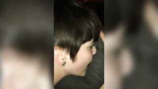 الشرموطه عالكنبه في الصاله مفلقسه طيزها وهي بتتناك من حبيبها وماسكه في مخدات الكنبه بتشد ف سكس مصري يهم وهو بيدخل وبيطلع فيها بزوبره الكبير