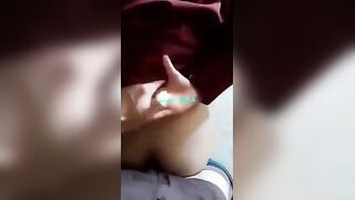 الشرموطه قاعدجه عالكرسي مفلقسه طيزها العريضه لبره والراجدل واقف مدخله في كسها  سكس مصري من ورا وبينكها وهو بيشدها من بزازها ليه