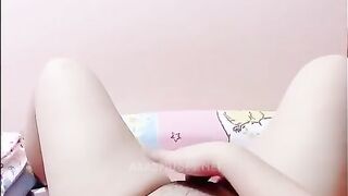 اللبوه واقفه بتقلع هدومها وترميها عالارض في الصاله وماسكه بزازها بتلعب ف سكس مصري يهم وتعصرهم بيديها عايزاهم يكبروا معاها