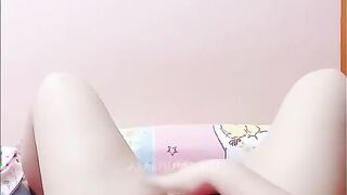 اللبوه واقفه بتقلع هدومها وترميها عالارض في الصاله وماسكه بزازها بتلعب ف سكس مصري يهم وتعصرهم بيديها عايزاهم يكبروا معاها