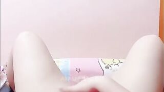 اللبوه واقفه بتقلع هدومها وترميها عالارض في الصاله وماسكه بزازها بتلعب ف سكس مصري يهم وتعصرهم بيديها عايزاهم يكبروا معاها